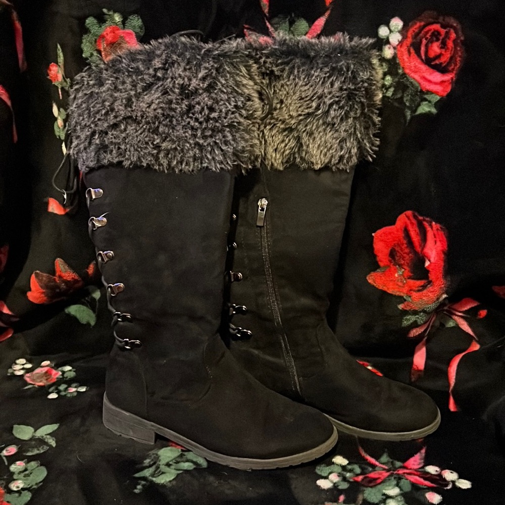 Black boots with some fur on top, brand Top Moda